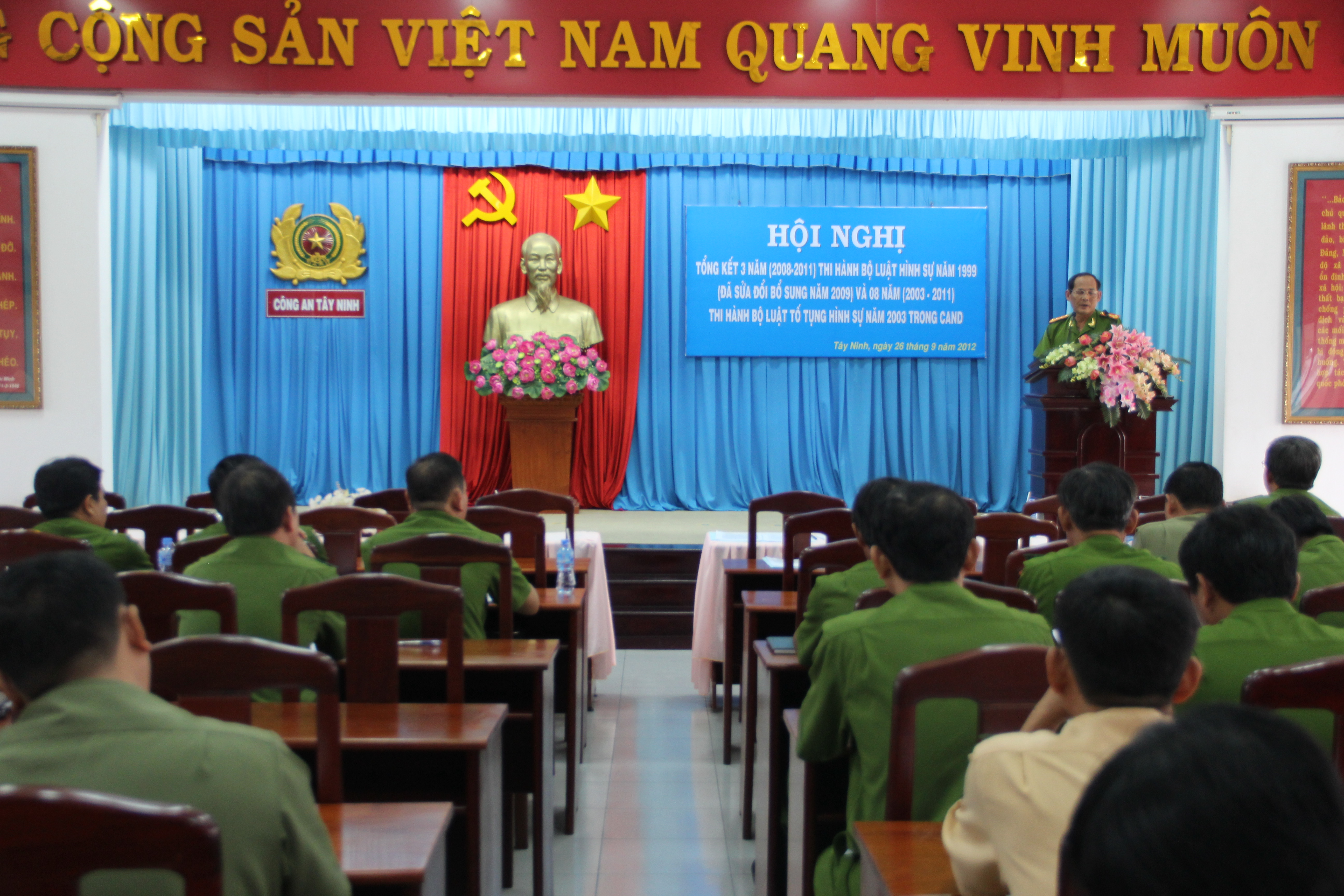 Đồng chí Đại tá Lý Hồng Sinh - Phó giám đốc Công an tỉnh phát biểu tại Hội nghị