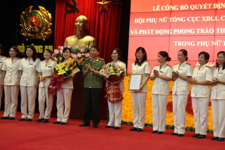 Thiếu tướng Trần Bá Thiều, Bí thư Đảng ủy, Tổng cục trưởng Tổng cục XDLL CAND tặng hoa chúc mừng Ban Chấp hành Hội Phụ nữ Tổng cục XDLL CAND. 
