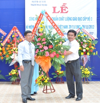 Giám dốc Sở GD-ĐT Đổng Ngọc Lập (bên phải) tặng hoa chúc mừng Trường TH Võ Thị Sáu 