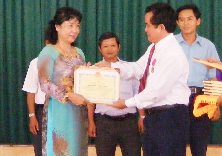 Trưởng Phòng GD&ĐT Thị xã Nguyễn Thị Hồng Minh nhận bằng khen tại lễ tổng kết năm học 2011 - 2012.