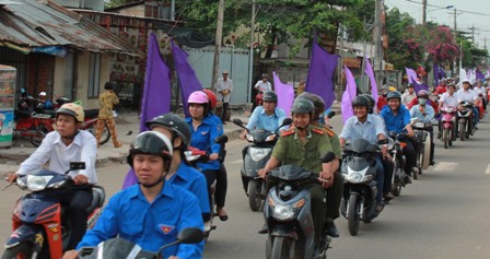 Đoàn diễu hành trên đường phố sau buổi lễ tưởng niệm