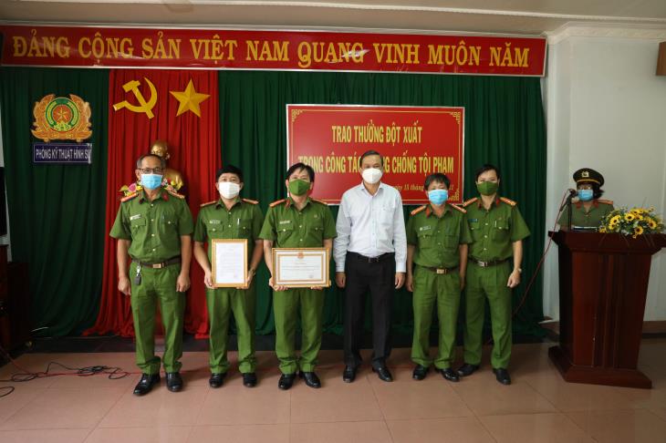 UBND tỉnh tặng bằng khen cho Phân viện khoa học Hình sự, Bộ Công an  vì lập thành tích xuất sắc trong phối hợp điều tra khám phá 2 vụ trọng án  