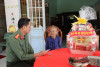Đại tá Nguyễn Văn Trãi, Ủy viên Ban Thường vụ Tỉnh ủy, Giám đốc Công an tỉnh đến thăm, tặng quà mẹ Việt Nam anh hùng Nguyễn Thị Sự