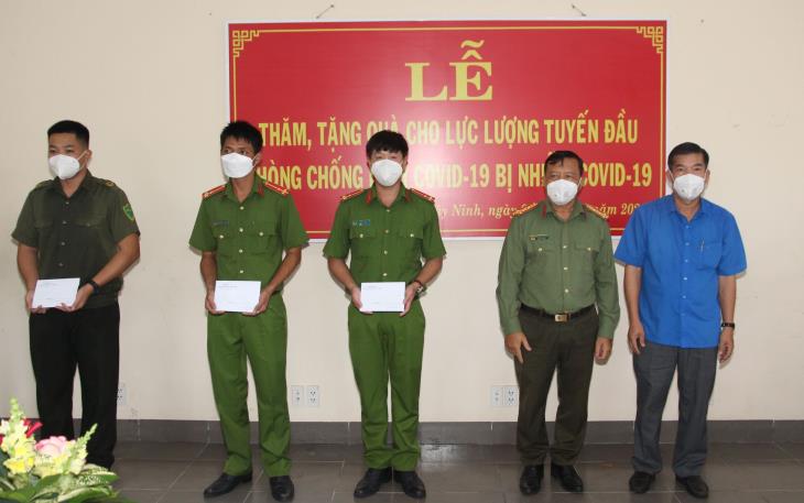 UBMTTQ Việt Nam tỉnh Tây Ninh: Thăm tặng quà cho lực lượng tuyến đầu chống dịch