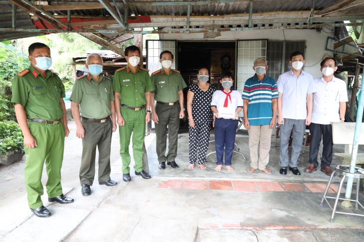Công an Tây Ninh Trao tặng 120 máy tỉnh bảng cho học sinh có hoàn cảnh khó khăn