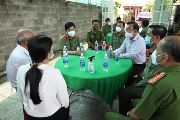 Thượng tướng Nguyễn Văn Sơn, Thứ trưởng Bộ Công an đến thăm gia đình Thiếu tá Lê Huỳnh Nhật Minh