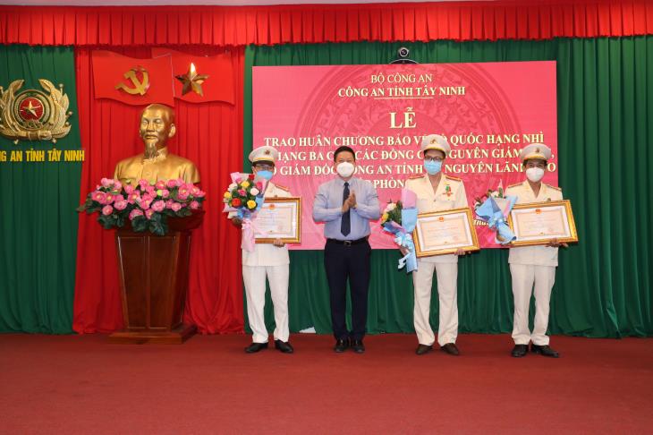 UBND tỉnh Tây Ninh  Tổ chức lễ trao Huân chương Bảo vệ Tổ quốc hạng nhì và hạng ba cho 19 đồng chí cách mạng lão thành các thời kỳ của lực lượng Công an tỉnh