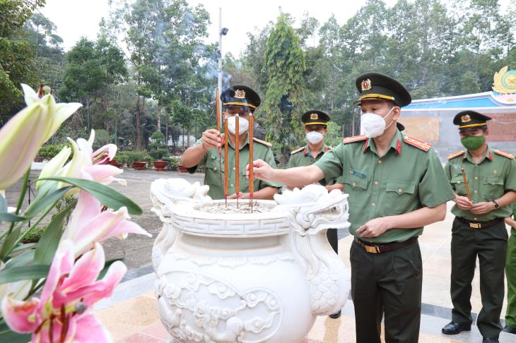 Công an Tây Ninh  - Dâng hương tri ân các anh hùng, liệt sỹ
