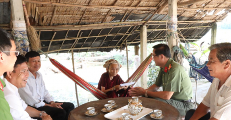 Giám đốc Công an Tây Ninh thăm gia đình các Mẹ Việt Nam anh hùng trên địa bàn huyện Châu Thành