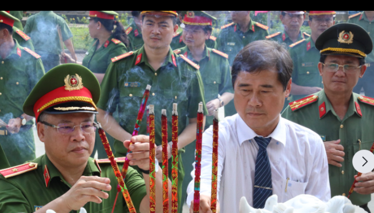 Thứ trưởng Bộ Công an dâng hương tại Tây Ninh